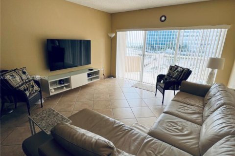 Condo in Hallandale Beach, Florida, 1 bedroom № 2182651 - photo 3