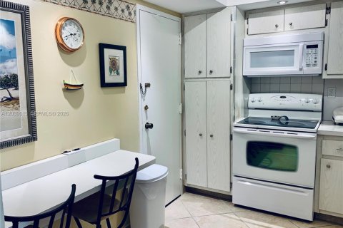 Condo in Hallandale Beach, Florida, 1 bedroom № 2182651 - photo 10