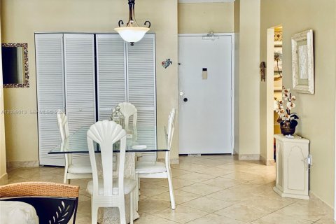 Condo in Hallandale Beach, Florida, 1 bedroom № 2182651 - photo 8