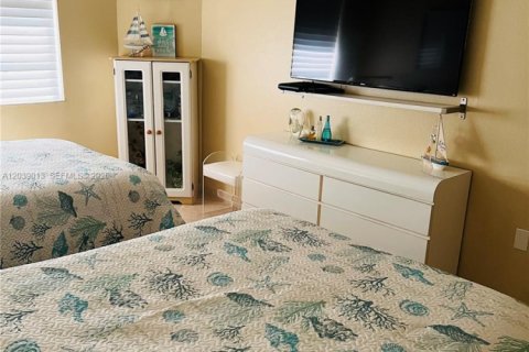 Condo in Hallandale Beach, Florida, 1 bedroom № 2182651 - photo 13