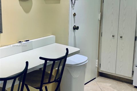 Condo in Hallandale Beach, Florida, 1 bedroom № 2182651 - photo 7