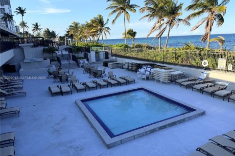 Condo in Hallandale Beach, Florida, 1 bedroom № 2182651 - photo 21