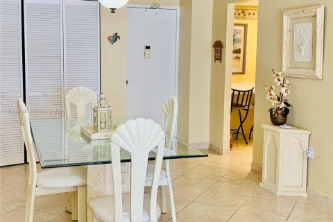 Condo in Hallandale Beach, Florida, 1 bedroom № 2182651 - photo 6