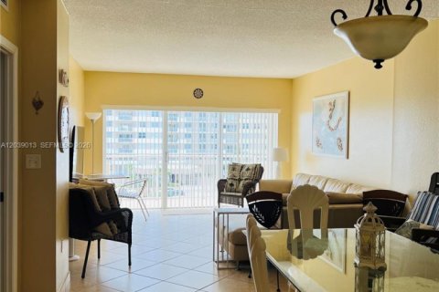Condo in Hallandale Beach, Florida, 1 bedroom № 2182651 - photo 2