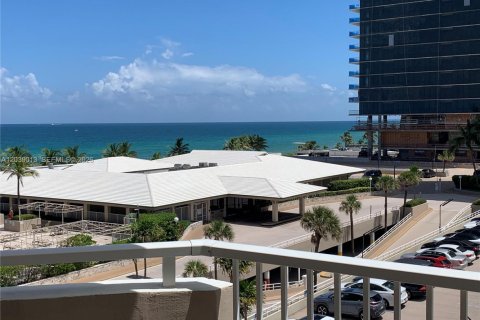 Condo in Hallandale Beach, Florida, 1 bedroom  № 2182651