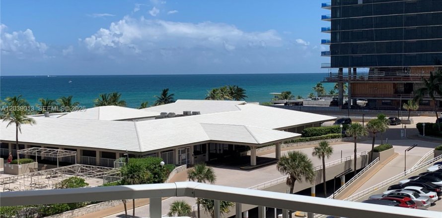 Condo in Hallandale Beach, Florida, 1 bedroom № 2182651