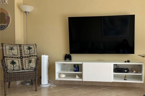 Condo in Hallandale Beach, Florida, 1 bedroom № 2182651 - photo 4