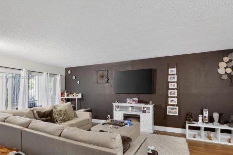 Condominio en venta en Lauderhill, Florida, 1 dormitorio, 70.05 m2 № 2081301 - foto 3