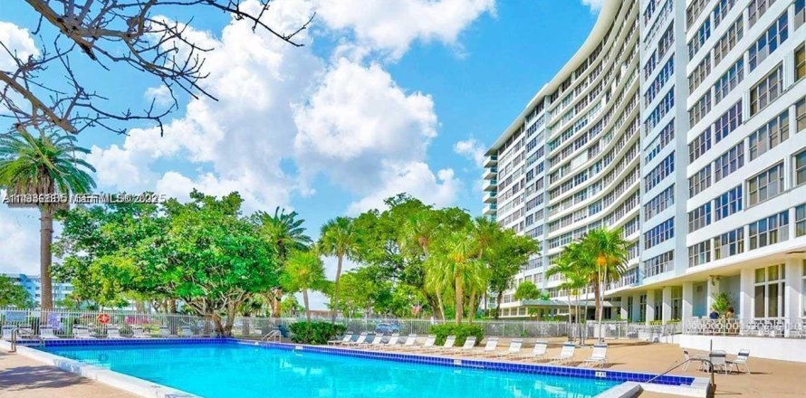 Кондоминиум с 2 спальнями в Майами-Бич, Флорида № 1991572