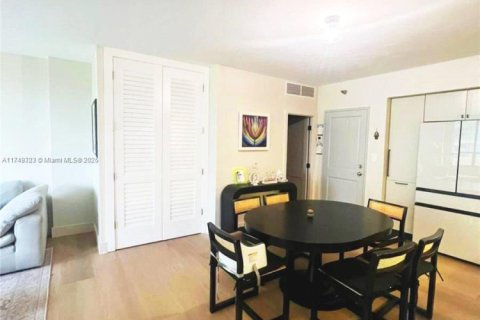 Condo in Bal Harbour, Florida, 2 bedrooms  № 1960656 - photo 9