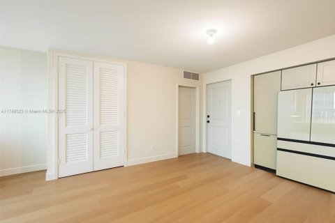 Condo in Bal Harbour, Florida, 2 bedrooms  № 1960656 - photo 5