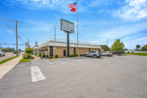 Propiedad comercial en alquiler en Ruskin, Florida № 1912436 - foto 1