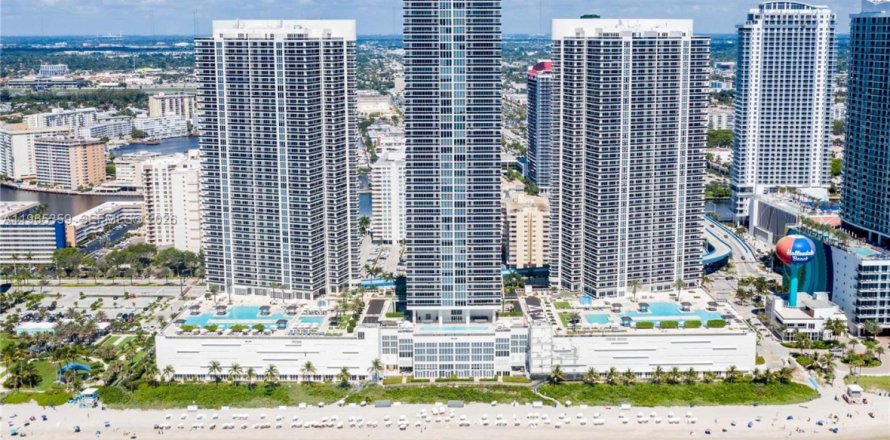 Condo in Hallandale Beach, Florida, 2 bedrooms  № 2052961