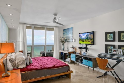 Condo in Hallandale Beach, Florida, 2 bedrooms  № 2052961 - photo 11