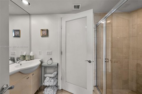 Condo in Hallandale Beach, Florida, 2 bedrooms  № 2052961 - photo 16