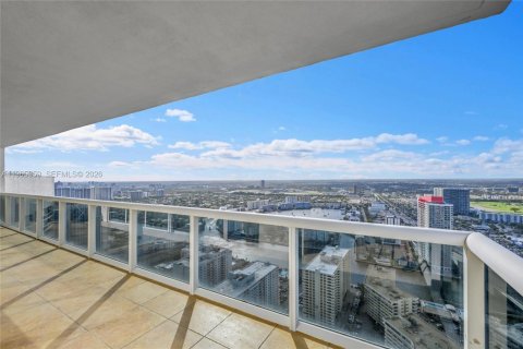 Condo in Hallandale Beach, Florida, 2 bedrooms  № 2052961 - photo 20