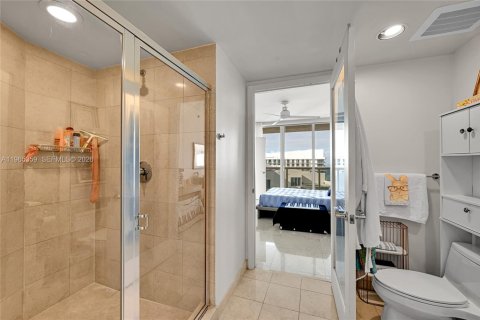 Condo in Hallandale Beach, Florida, 2 bedrooms  № 2052961 - photo 17