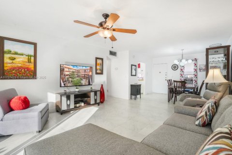 Condo in Lauderdale Lakes, Florida, 1 bedroom  № 1890012 - photo 10
