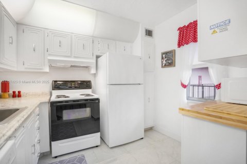 Condo in Lauderdale Lakes, Florida, 1 bedroom  № 1890012 - photo 15