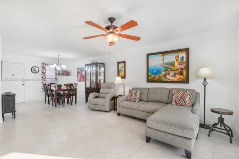 Condo in Lauderdale Lakes, Florida, 1 bedroom  № 1890012 - photo 9
