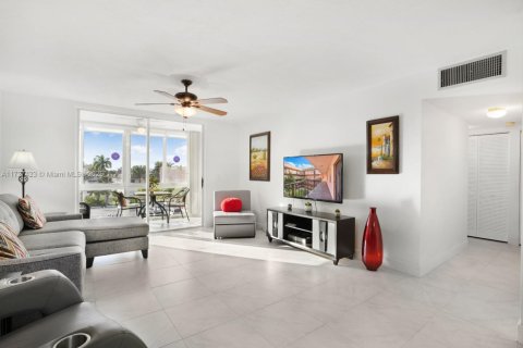 Condo in Lauderdale Lakes, Florida, 1 bedroom  № 1890012 - photo 4
