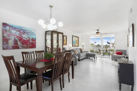 Condo in Lauderdale Lakes, Florida, 1 bedroom  № 1890012 - photo 2