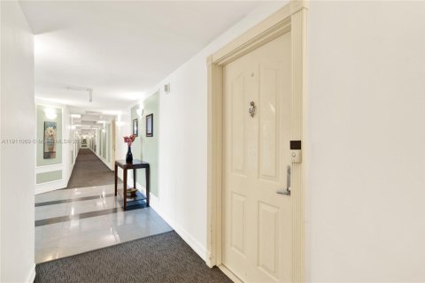 Снять в аренду кондоминиум в Майами, Флорида 2 спальни, 85.66м2, № 1967189 - фото 1