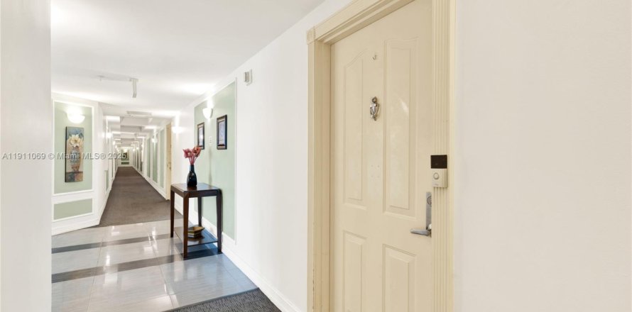 Кондоминиум с 2 спальнями в Майами, Флорида № 1967189