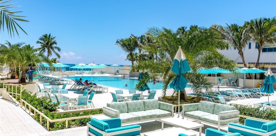 Studio in the Condo in Hollywood, Florida № 2025979