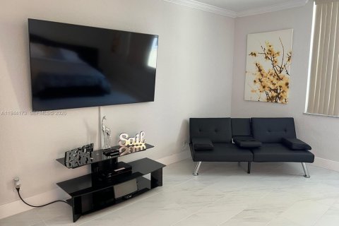 Condo in Hollywood, Florida № 2025979 - photo 9