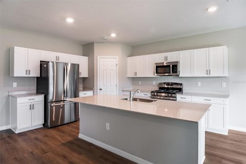 House in Zephyrhills, Florida 5 bedrooms, 279.73 sq.m. № 1909672 - photo 2