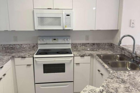 Снять в аренду кондоминиум в Мирамар, Флорида 2 спальни, 77.29м2, № 2003701 - фото 4