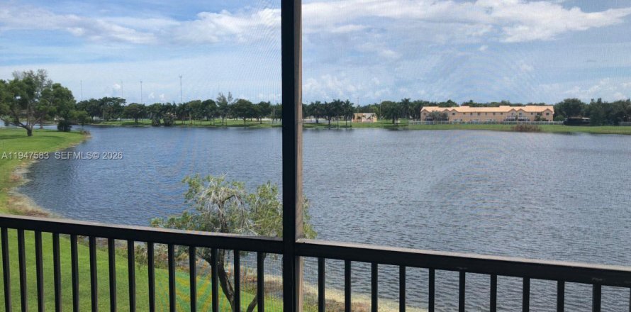 Кондоминиум с 2 спальнями в Мирамар, Флорида № 2003701