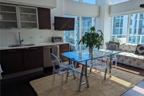 Condominio en alquiler en Miami, Florida, 2 dormitorios, 119.75 m2 № 2054630 - foto 3
