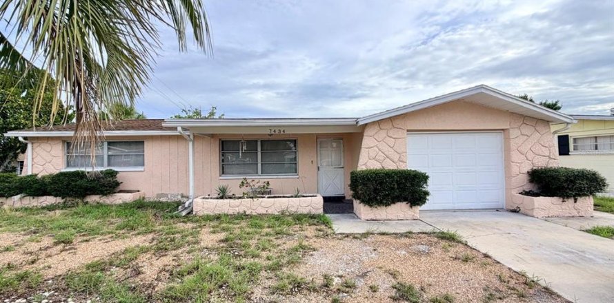 House in Port Richey, Florida 2 bedrooms, 118.45 sq.m. № 2209211