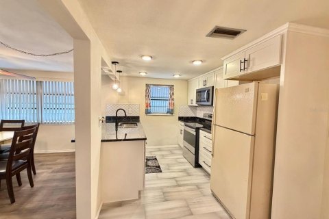 House in Port Richey, Florida 2 bedrooms, 118.45 sq.m. № 2209211 - photo 8
