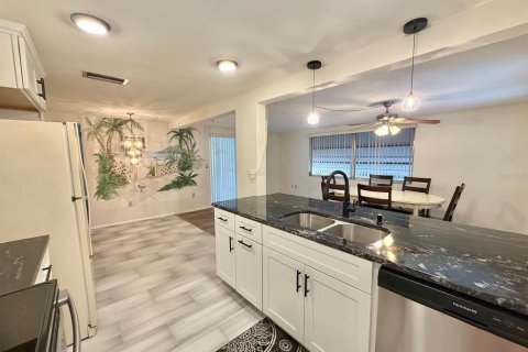 House in Port Richey, Florida 2 bedrooms, 118.45 sq.m. № 2209211 - photo 6