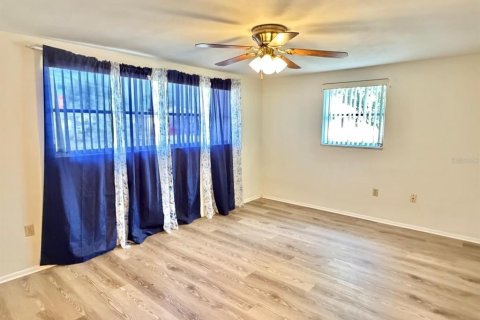 House in Port Richey, Florida 2 bedrooms, 118.45 sq.m. № 2209211 - photo 9