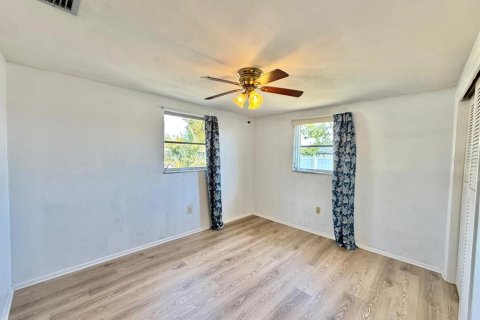 House in Port Richey, Florida 2 bedrooms, 118.45 sq.m. № 2209211 - photo 11