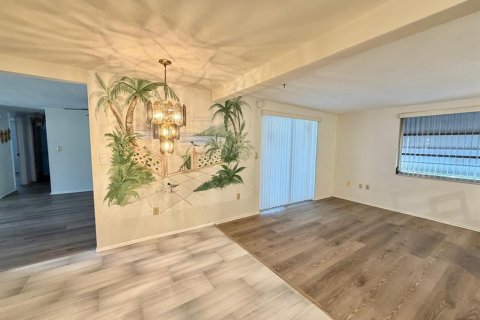 House in Port Richey, Florida 2 bedrooms, 118.45 sq.m. № 2209211 - photo 4