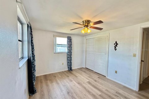 House in Port Richey, Florida 2 bedrooms, 118.45 sq.m. № 2209211 - photo 12