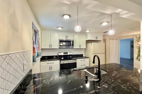 House in Port Richey, Florida 2 bedrooms, 118.45 sq.m. № 2209211 - photo 7