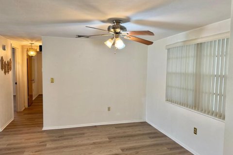 House in Port Richey, Florida 2 bedrooms, 118.45 sq.m. № 2209211 - photo 3