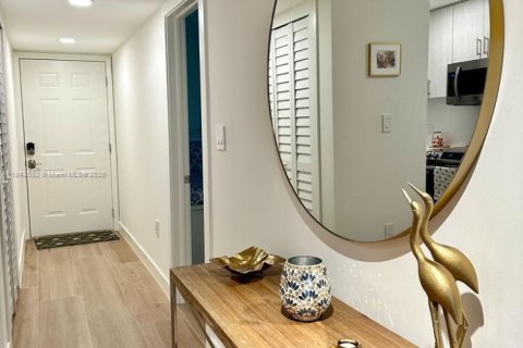 Купить кондоминиум в Нейплс, Флорида 2 спальни, № 1997483 - фото 2