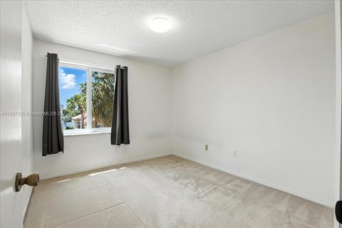 Casa en venta en Pembroke Pines, Florida, 3 dormitorios, 176.7 m2 № 1847779 - foto 24