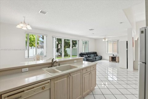 Casa en venta en Pembroke Pines, Florida, 3 dormitorios, 176.7 m2 № 1847779 - foto 14
