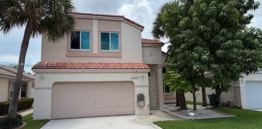 Casa en Pembroke Pines, Florida 3 dormitorios, 176.7 m2 № 1847779