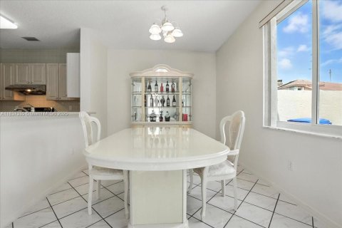 Casa en venta en Pembroke Pines, Florida, 3 dormitorios, 176.7 m2 № 1847779 - foto 12