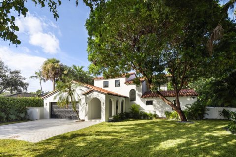 House in Coral Gables, Florida 4 bedrooms, 315.22 sq.m. № 1890196 - photo 1