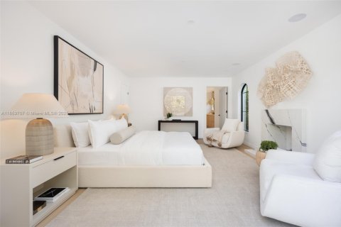 House in Coral Gables, Florida 4 bedrooms, 315.22 sq.m. № 1890196 - photo 18